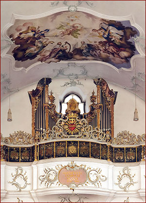 Hochchor u. Brstung - Orgelprospekt und Deckenbild